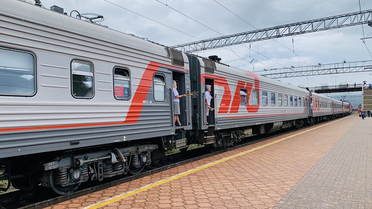 Поезд Санкт-Петербург Новокузнецк. Поезд 114 Адлер Санкт-Петербург. Фирменный поезд Новокузнецк. Поезд Новокузнецк-Санкт-Петербург фото.