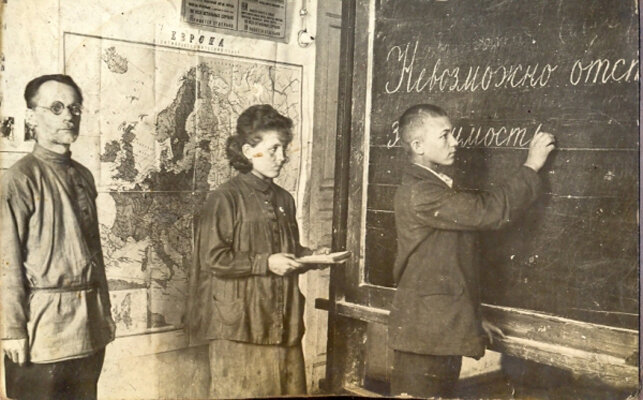 Сцена в школе. В 1930-е годы учителя не блистали модными нарядами. Было не до жиру.