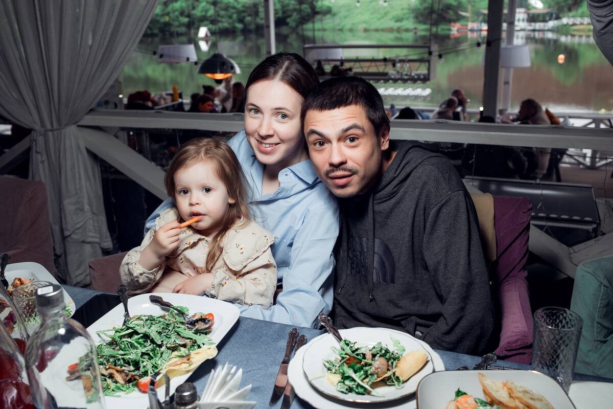 Семейство Хреновых в лице Кати, Миши и дочки Василисы.