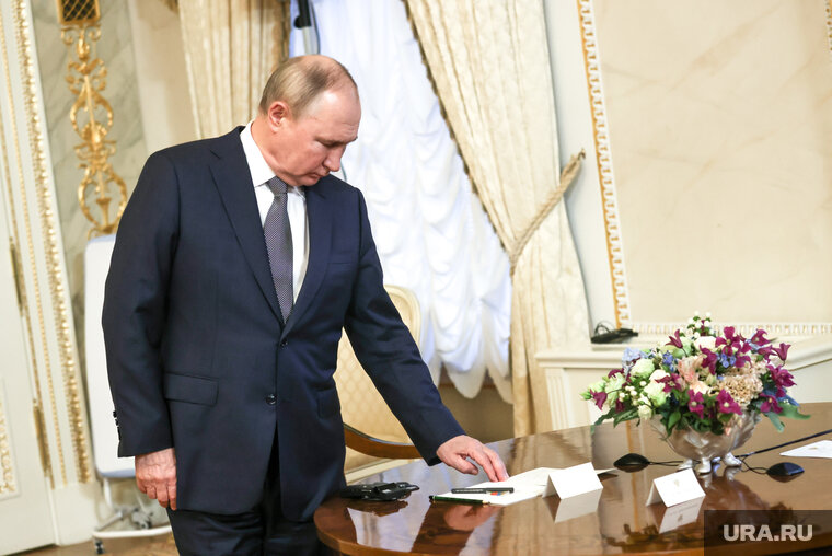    Владимир Путин присвоил звание заслуженного землеустроителя РФ сотруднице Росреестра