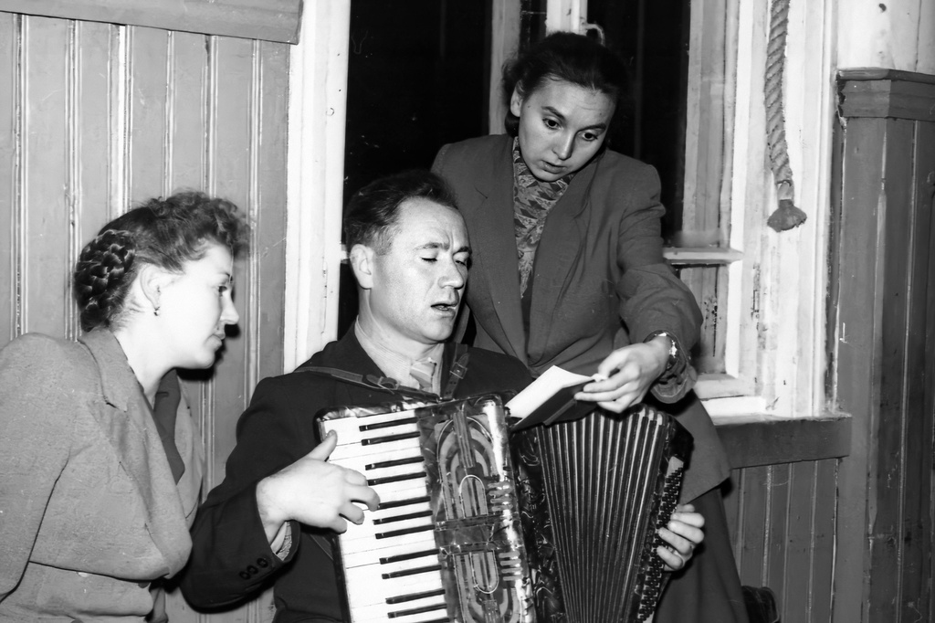 Валерий Малыгин Учителя средней школы разучивают песню
Дата съемки: 28 ноября 1959