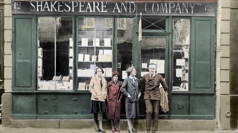 Сильвия Бич около своего магазина, 1923 год