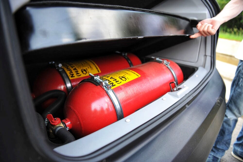 Однако, для того чтобы метан стал широко используемым топливом, необходимо выполнить всего два, но крайне важных условия: увеличить количество газомоторных автомобилей на дорогах и создать достаточное количество заправочных станций. В этой связи российские власти ввели программу субсидирования приобретения газовых автомобилей.