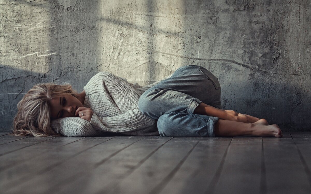 Источник: https://get.wallhere.com/photo/women-model-portrait-love-sitting-photography-on-the-floor-emotion-Person-romance-color-child-girl-beauty-photograph-walls-Sense-image-1920x1200-px-human-positions-portrait-photography-photo-shoot-interaction-576527.jpg