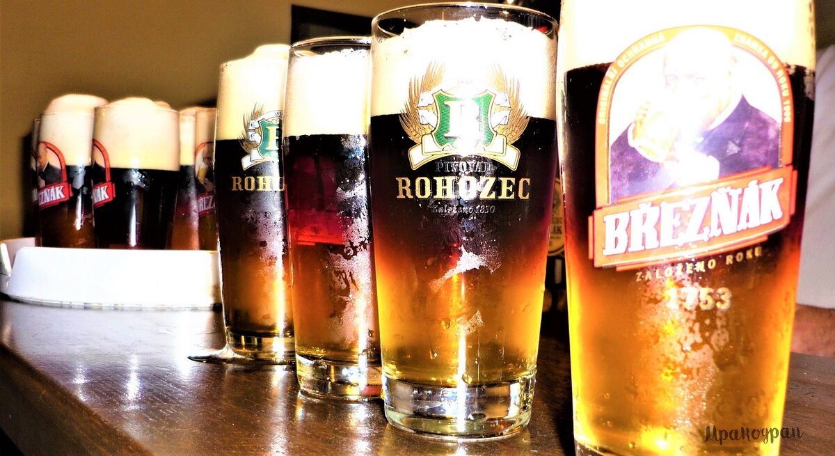 Сверху пиво тёмное, снизу светлое.