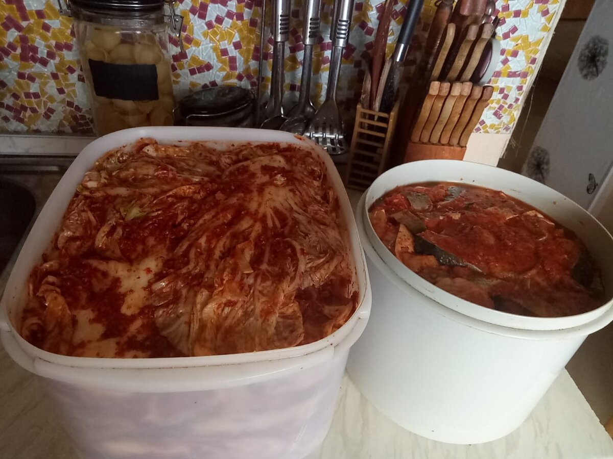 Почти готовая ким чи и дайкон.