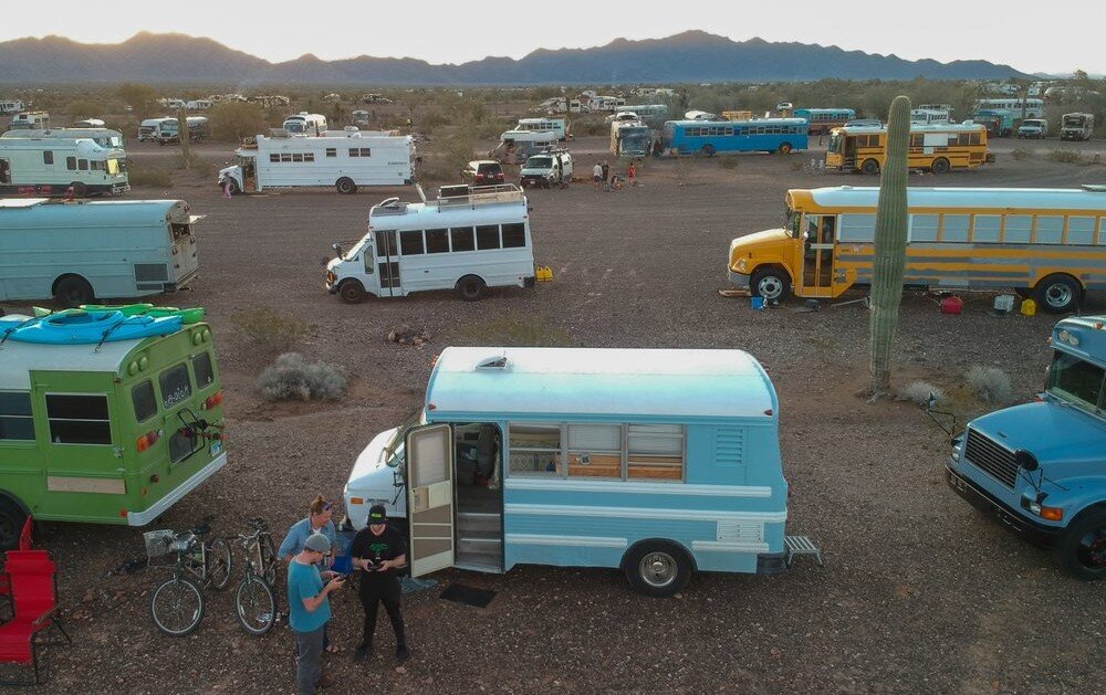 Энтузиастов, живущих в автобусах полно − трудно сосчитать на фото