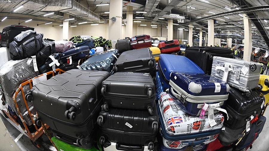 Багаж пассажиров в международном аэропорту Шереметьево в Москве. Фото: РИА Новости/Григорий Сысоев