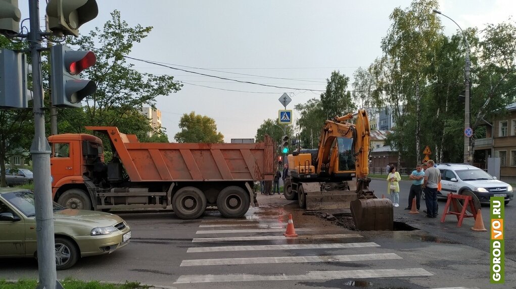  
Дорожное покрытие было нарушено во время ликвидации Водоканалом аварии.