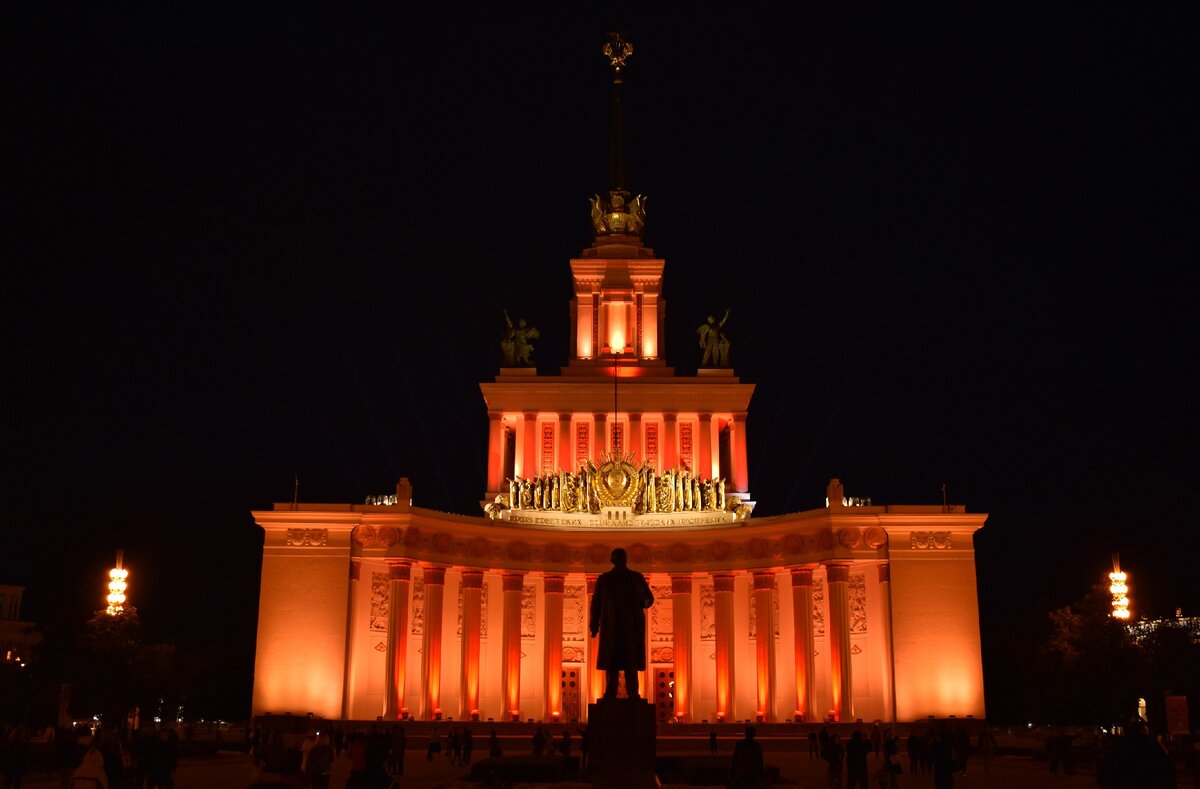 Ночная подсветка ВДНХ прекрасна. Могу посоветовать вам приехать сюда и задержаться до темноты - не пожалеете