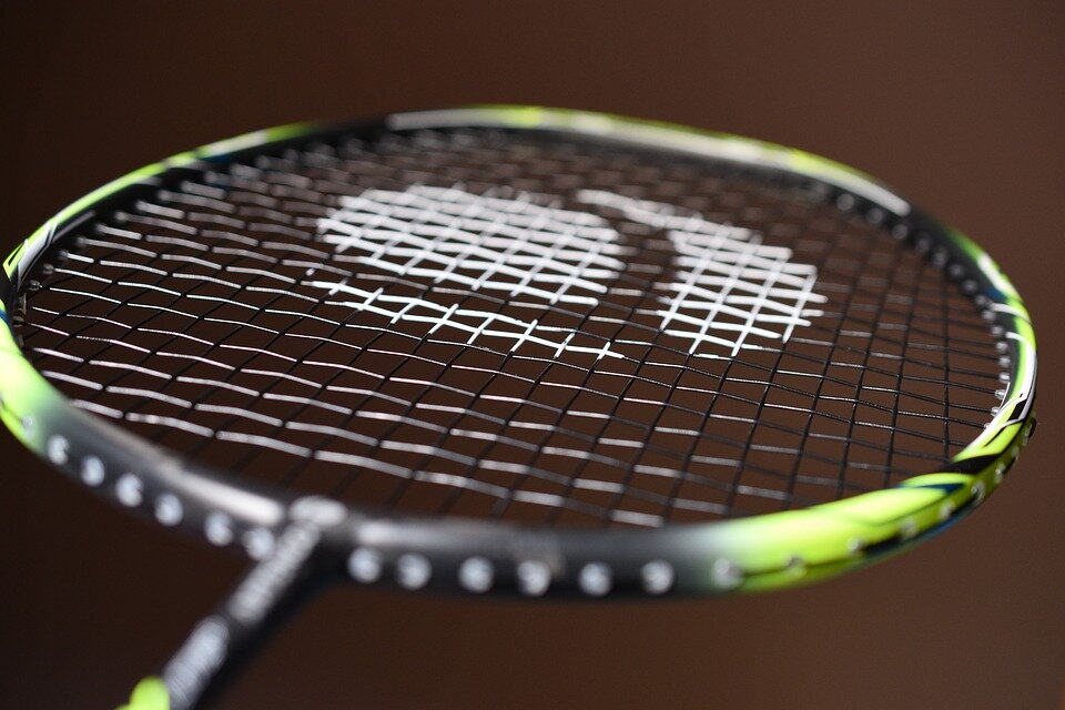 https://cdn.pixabay.com/photo/2019/04/28/21/03/racket-4164387_960_720.jpg