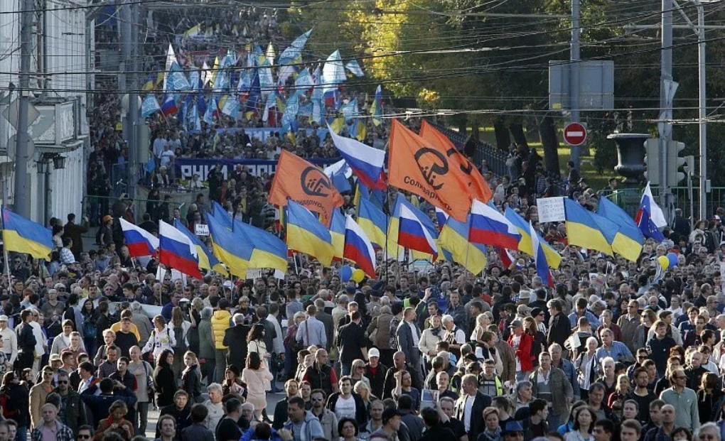 Между украиной. Марш мира 2015 Москва. 21.09.2014 Марш мира. Марш мира в Москве 2022. Межэтнический конфликт на Украине.