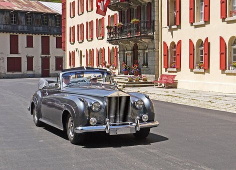 https://cdn.pixabay.com/photo/2017/08/24/10/35/rolls-royce-2676263__340.jpg