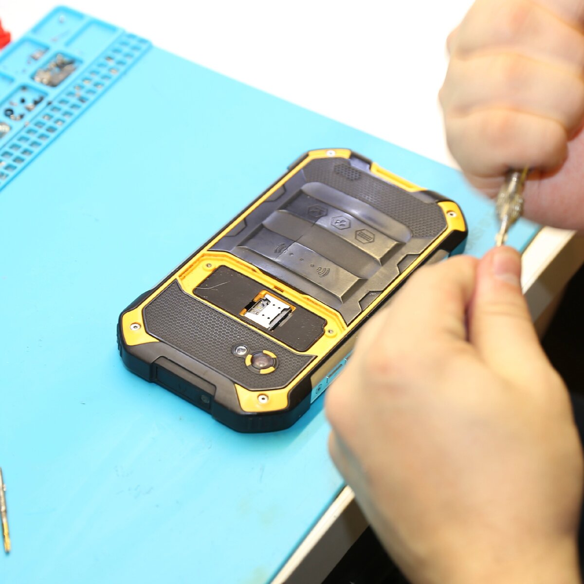 Треснувшая крышка телефона