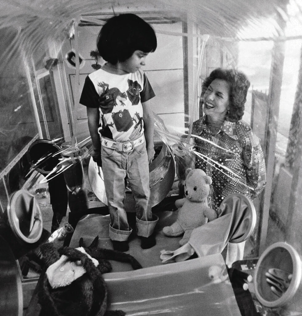 Мальчик в пластиковом пузыре