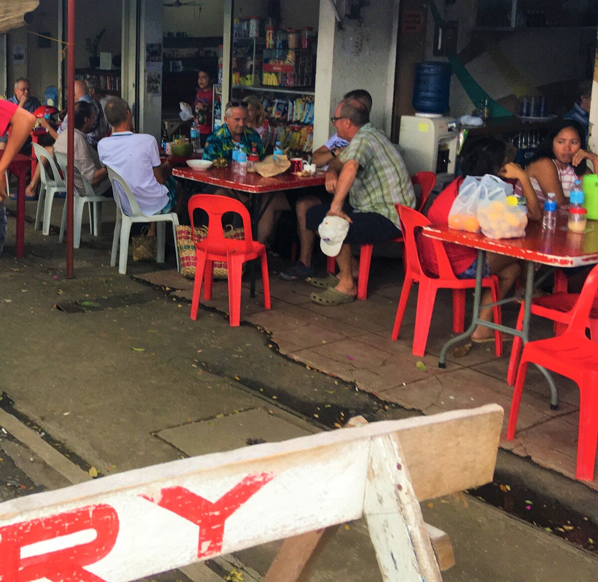 Только на этом фото видно 8 белых туристов, внутри - еще больше. 