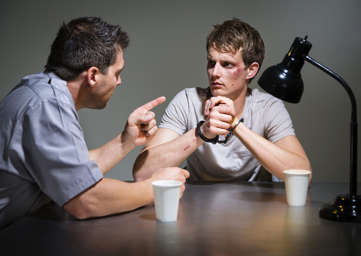 Обычно такую картину представляют люди, когда слышат слово "Допрос"