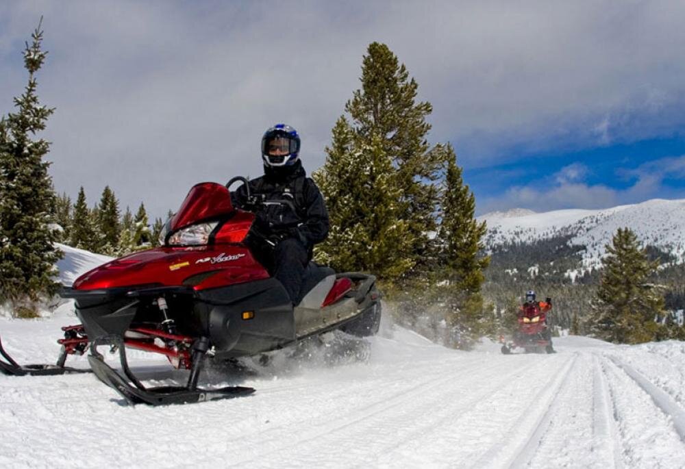 Снегоход на трассе
