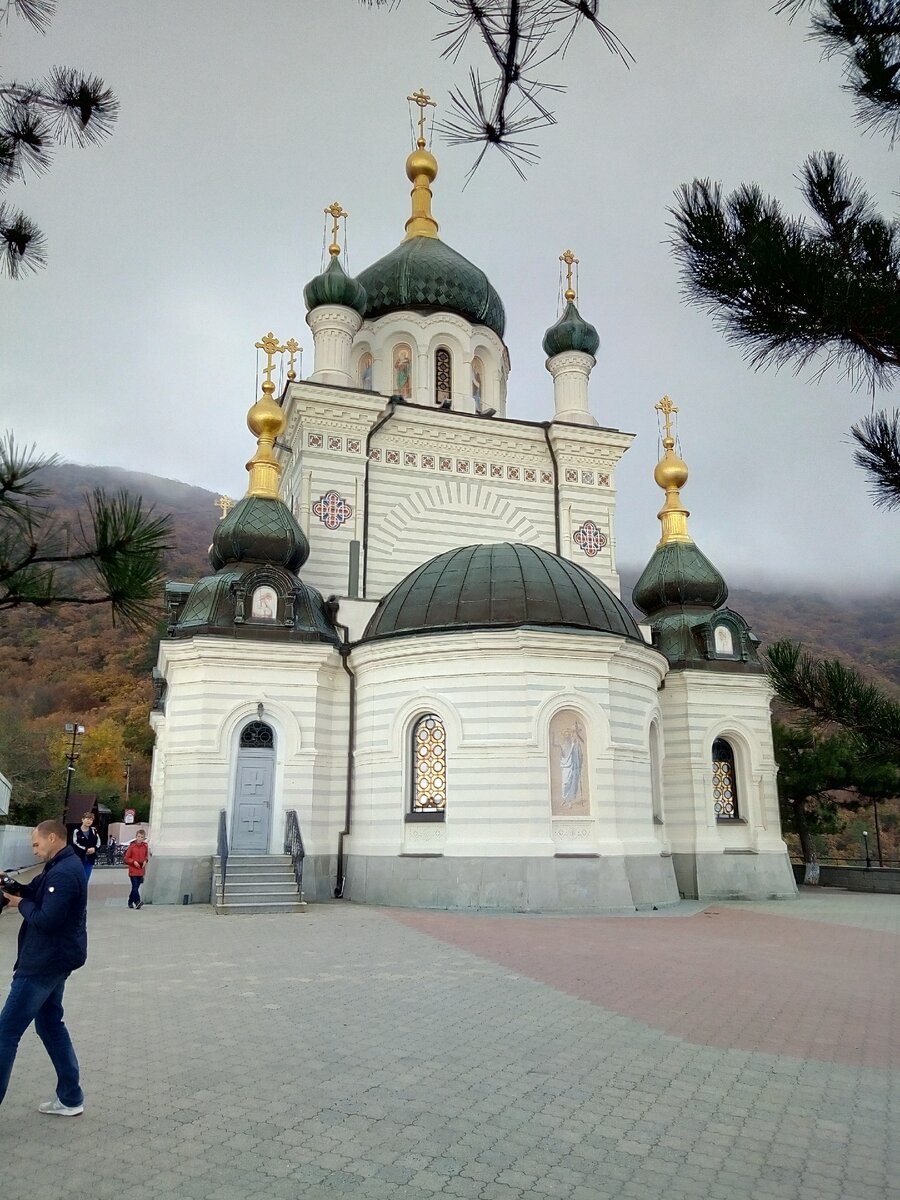 Церковь обращена в сторону моря, на снимке хорошо видны витражные окна.