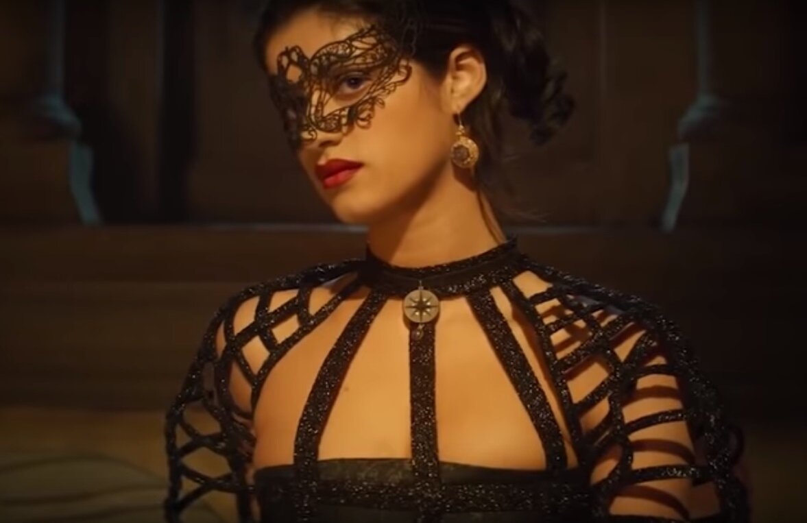 Анья Чалотра в роли Йеннифер.