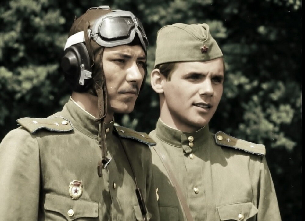 Капитан Титаренко набирал в свою эскадрилью певунов. Его старикам было по двадцать, а «желторотиков» из училищ старались в бой не брать. Эта комедия с песнями и драма о том, что на войне любой новичок быстро станет «стариком».