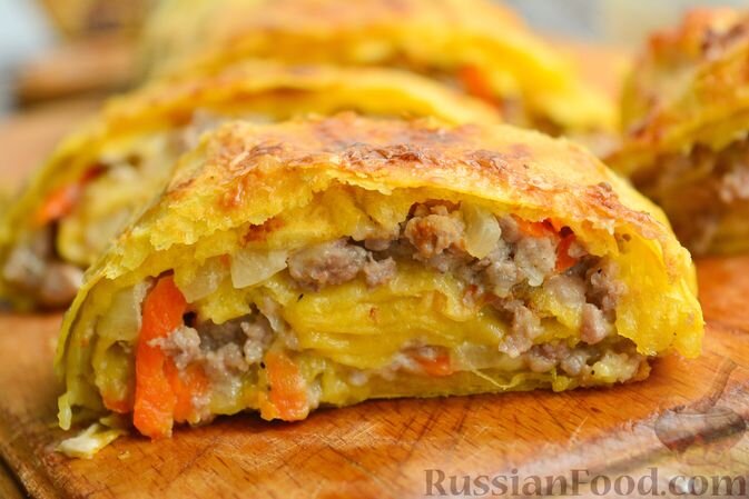 лаваш тонкий, фарш свиной, лук репчатый, морковь, сыр твёрдый, сметана, майонез, соль, перец чёрный молотый