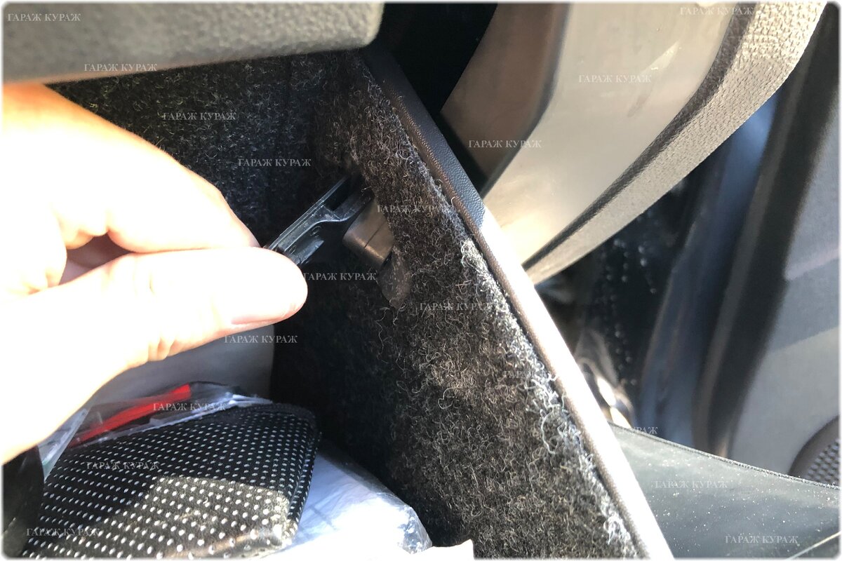 Снимаю защёлки на боковых стенках.