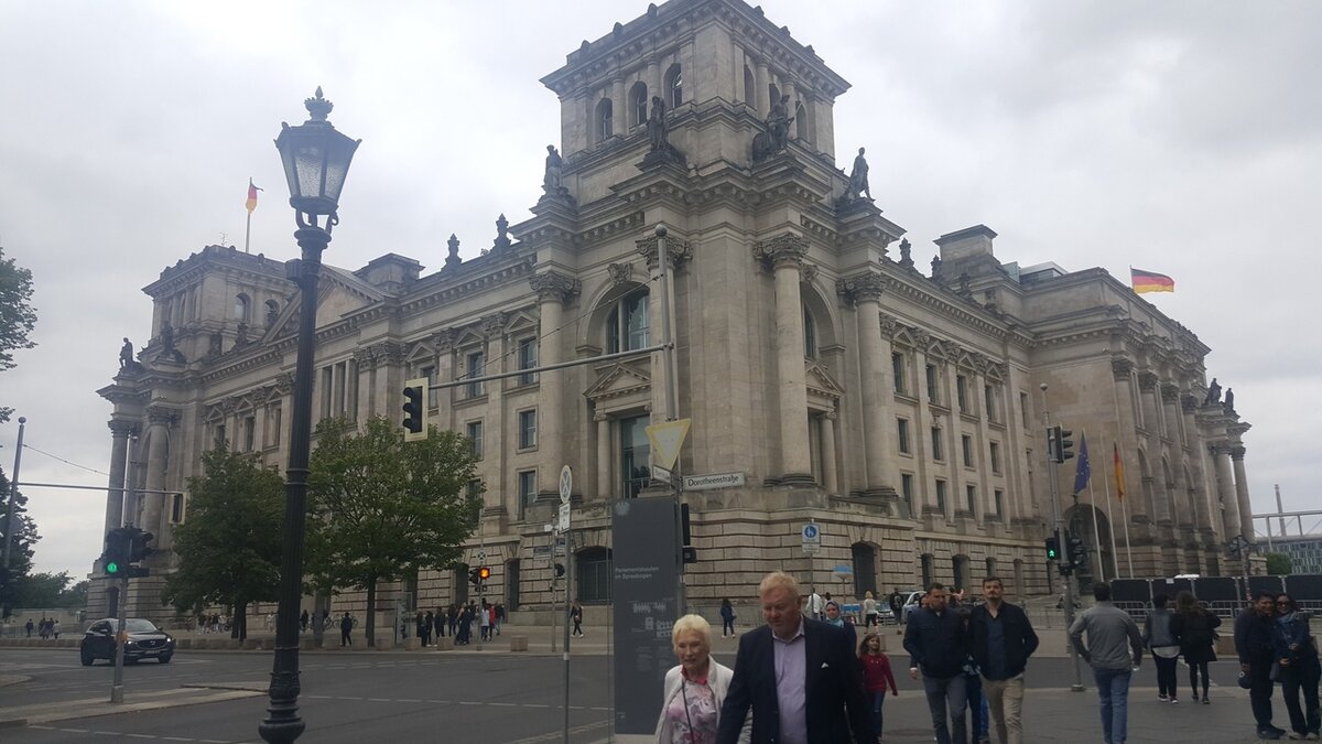 Рейхстаг, ракурс справа от Бранденбургских ворот. Июль 2019