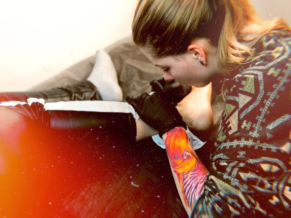 Из личного архива. Сестра на обучении в той же тату студии.