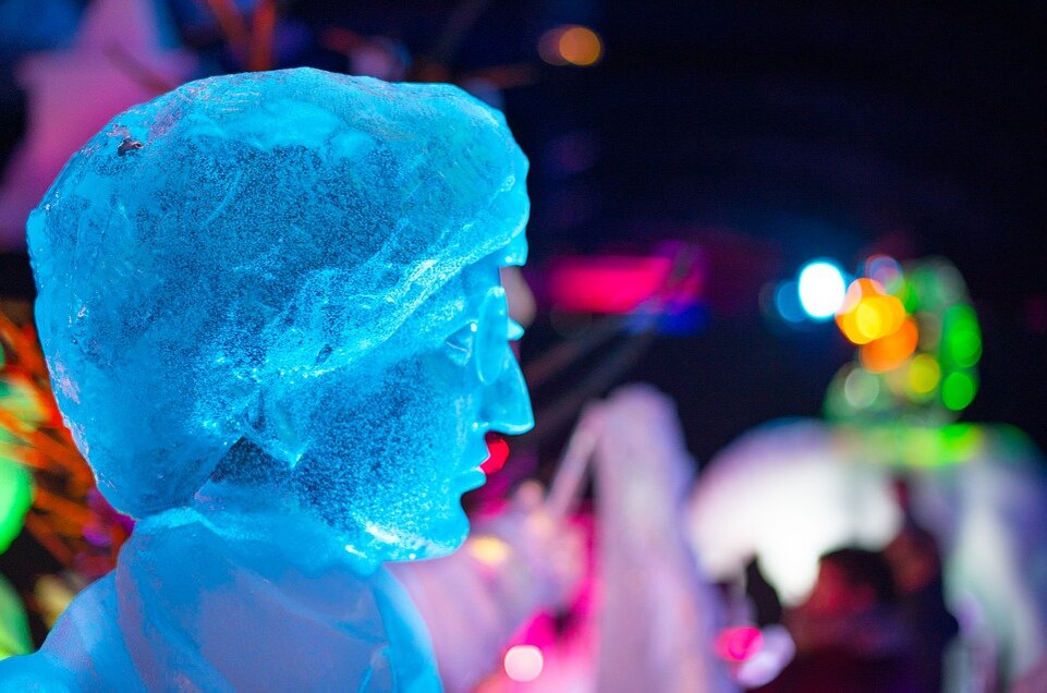 Семь книг и восемь фильмов о приключениях Гарри Поттера сделали его популярным во всём мире. Шрам в форме молнии, круглые очки и волшебная палочка — этот образ ни с кем не спутать