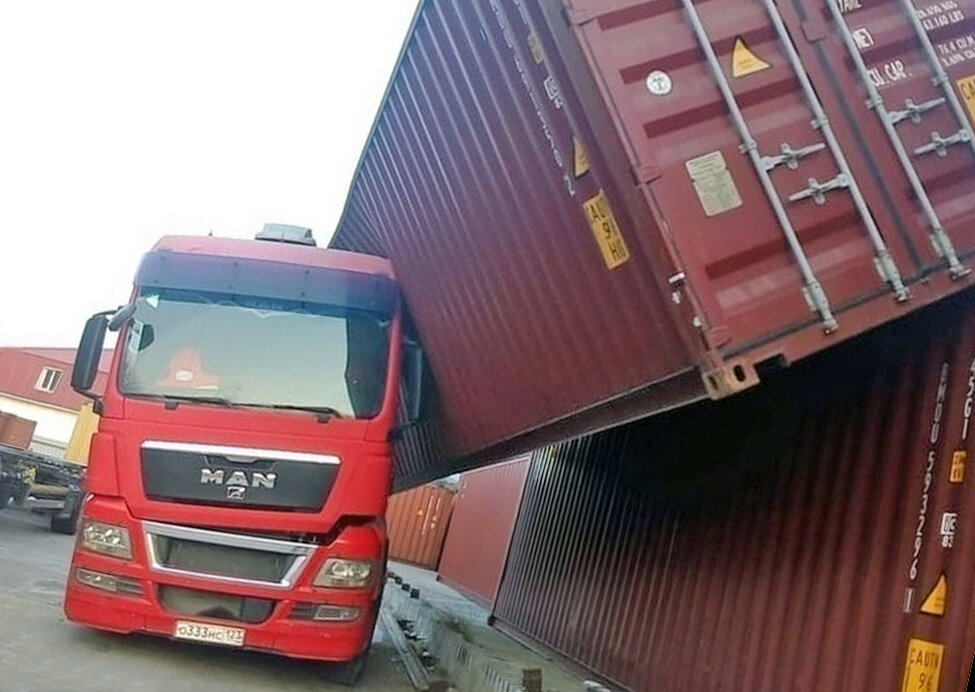 Последствия штормового ветра в Новороссийске