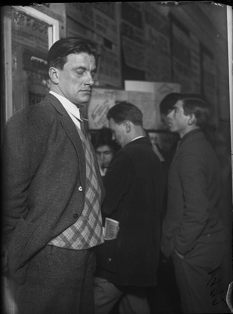 Владимир Маяковский на выставке «20 лет работы» в клубе ФОСП
Морозов, 1 февраля 1930 года, г. Москва, ул. Воровского, д. 52, ГБУК г. Москвы «Государственный музей В. В. Маяковского».