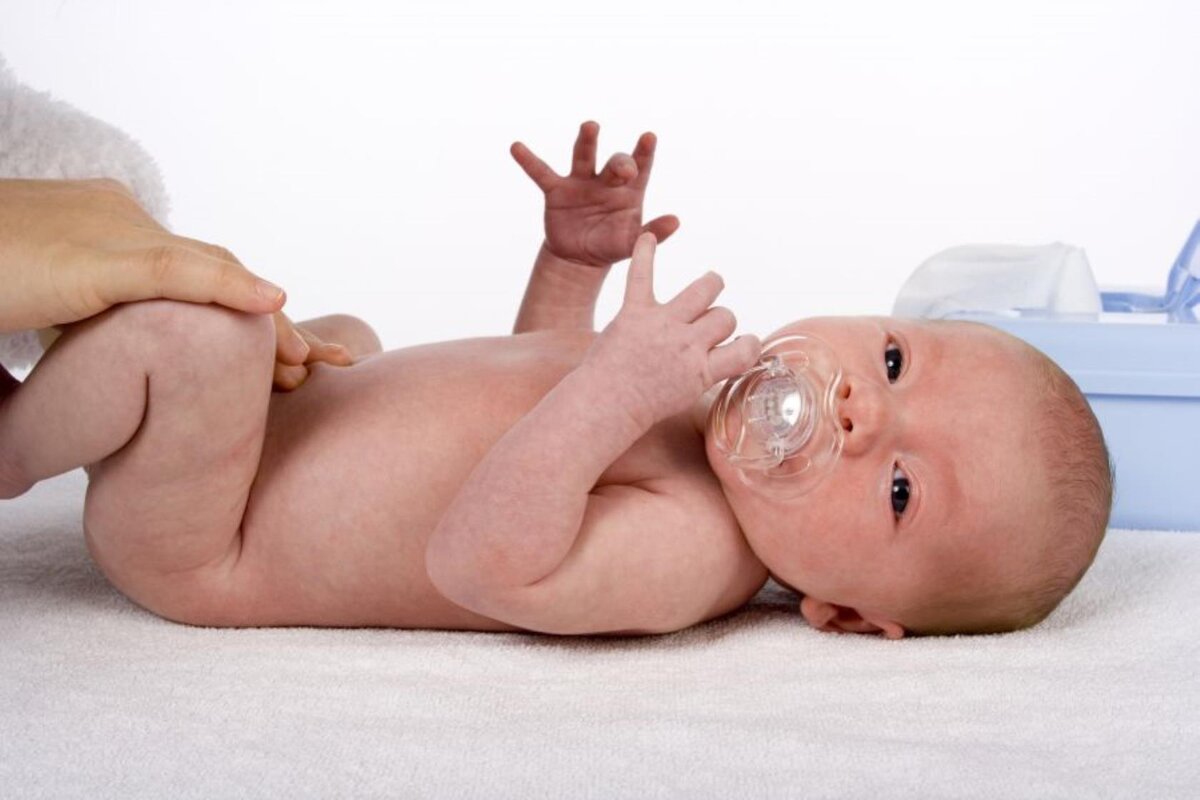 Половые органы новорожденного мальчика. Новорожденный ребенок. Яички новорожденного мальчика. Кожа новорожденного ребенка доношенного.