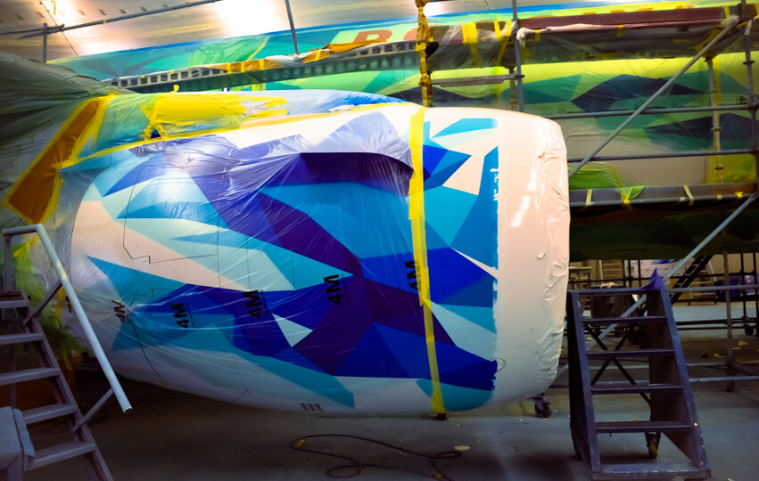 Самолет Airbus A319  VQ-BAS на покраске в ливрею ФК Зенит