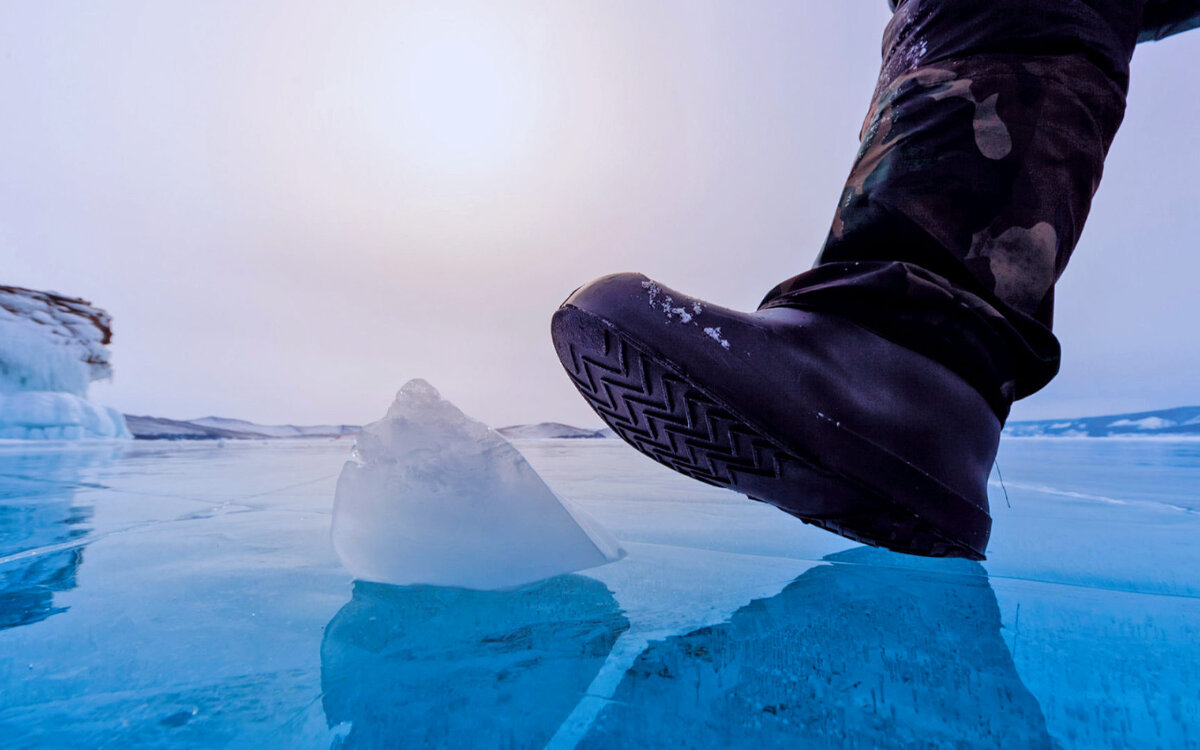 Скользко на льду. Если человек провалился. Ходить по льду. Человек идет по гололеду. К чему снится идти по льду.