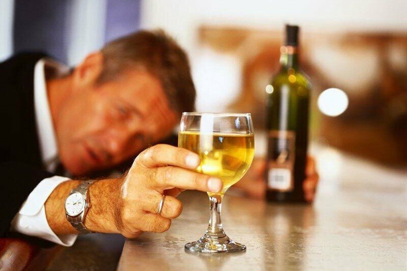 Алкоголизм. Богатые алкоголики. Алкаш с виски. Алкоголизм. Профессиональный алкоголик.