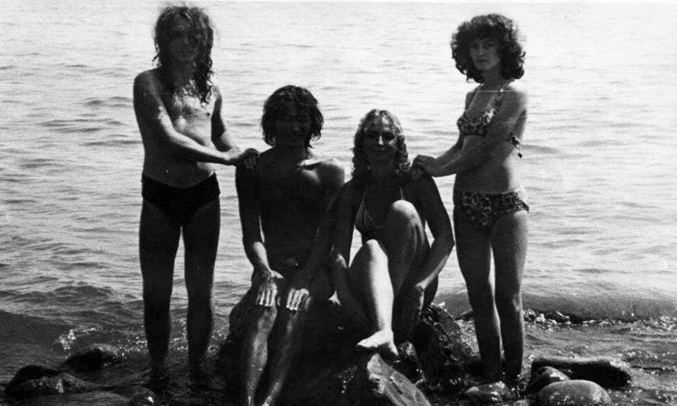 Игорь Петровский, Виктор Цой, Людмила Петровская, Марьяна Цой. Крым, 1982 год. Фото - Владимир Новиков