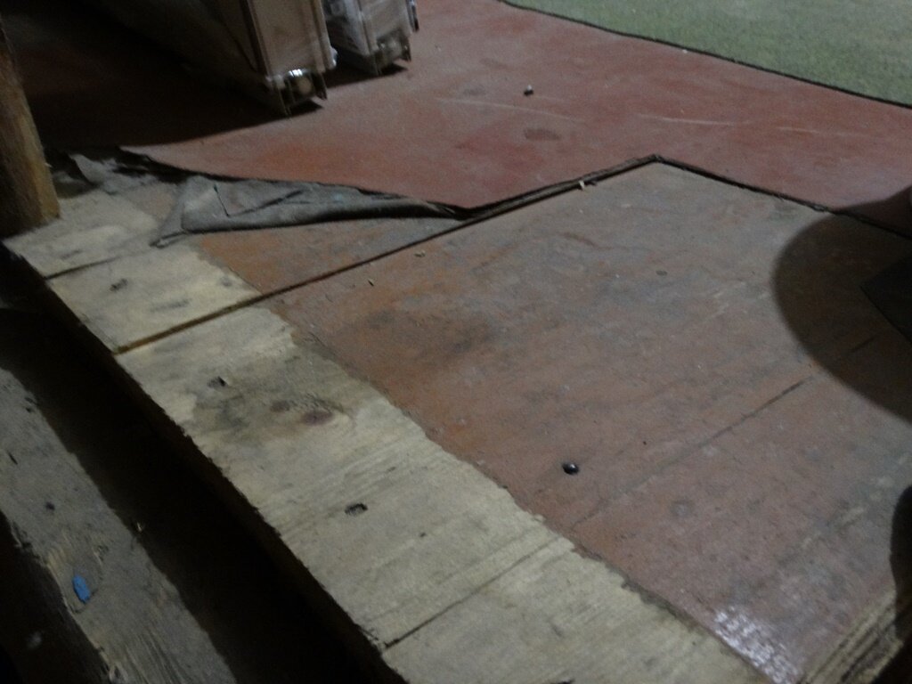 Покрашенный пол со старым линолеумом