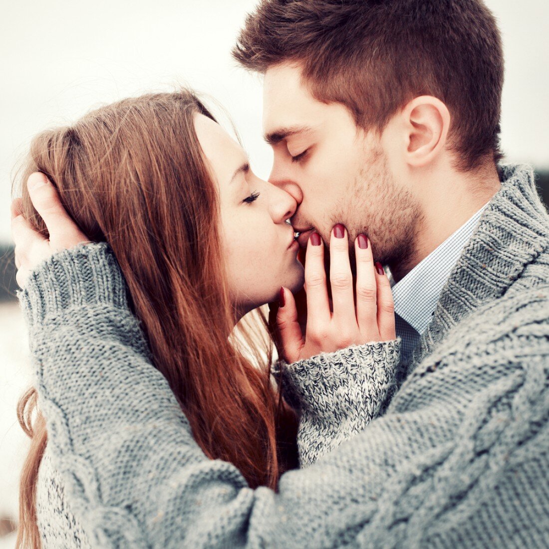 Как расшифровать сон о поцелуе в руку — 31 значение