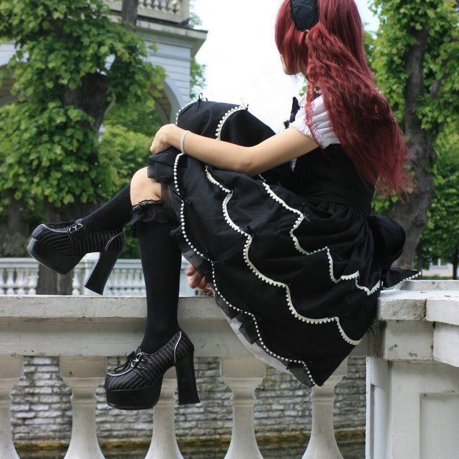 Готическая лолита (Gothic Lolita) — ее полная противоположность. В целом это смесь стиля рококо и готика. Преобладают темные цвета, часто встречаются такие аксессуары как кресты, цепи, летучие мыши и т.д.