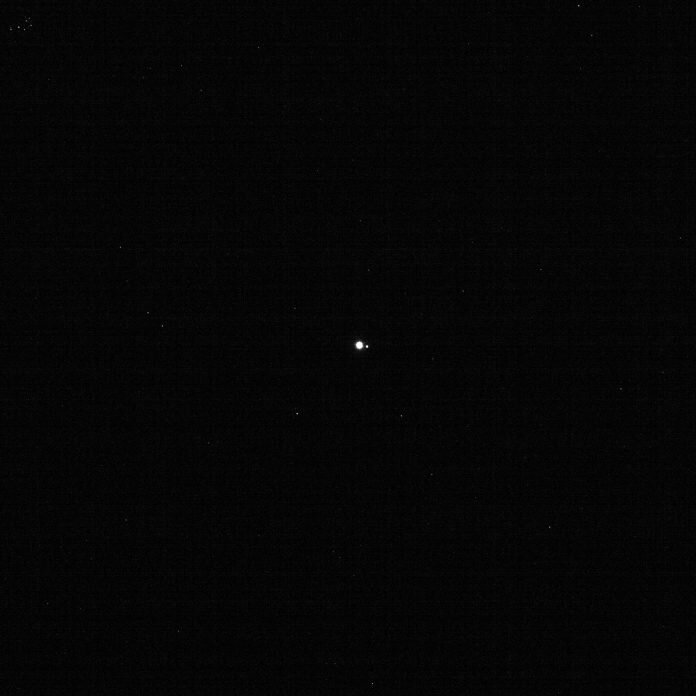 Земля и Луна с расстояния 63,6 млн. км | NASA