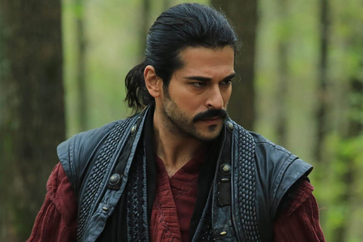 На фото турецкая суперзвезда Бурак Озчивит в роли Османа Гази в новом турецком сериале "Основание. Осман"