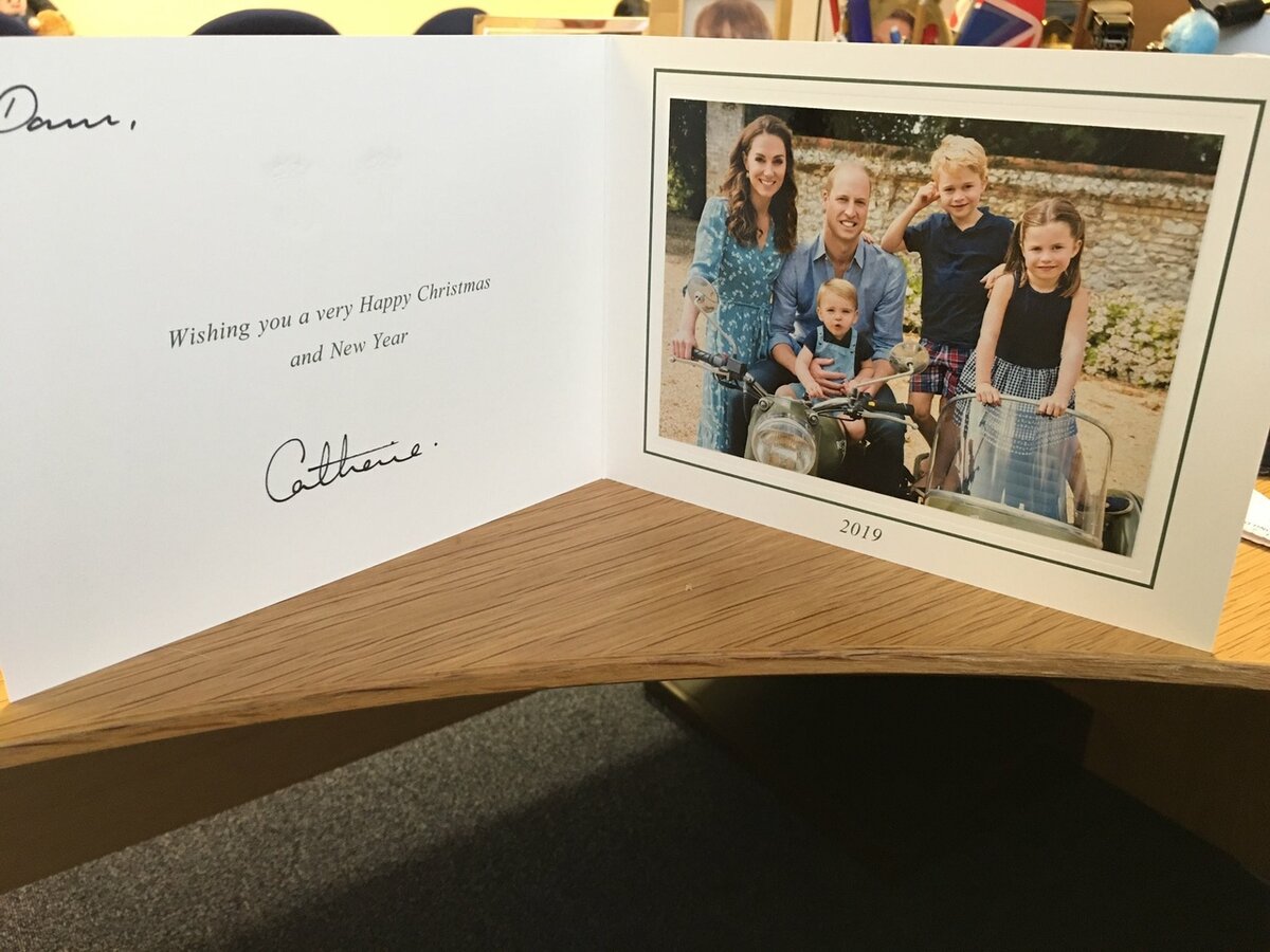 Поклонники уже начали получать рождественские открытки от королевских семей
