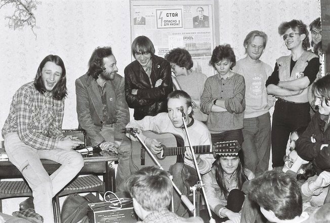 Группа волосатое стекло. Лаэртский Александр волосатое стекло. Квартирники 80-х. Квартирник в 80-е. Квартирник русский рок 80-х.