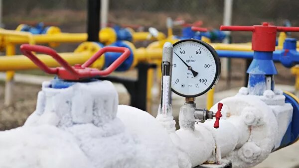 Урегулирование газового спора между Россией и Украиной показало, что стороны могут решать самые сложные вопросы в двустороннем формате, заявил вице-премьер РФ Дмитрий Козак. Россия и Украина подписали в пятницу протокол по газовому сотрудничеству, в рамках которого "Газпром" и "Нафтогаз" заключат соглашение о продолжении транзита газа и урегулированию взаимных претензий."Несмотря на все сложности, мы способны, при этом в двустороннем формате, без всяких посредников, находить разрешение самых-самых сложных проблем. Это (договоренности в газовой сфере - ред.) ещё одно свидетельство того, что мы можем - при наличии политической воли, при желании - мы можем быть нормальными соседями, мы можем обо всем договариваться, разрешать самые-самые сложные проблемы", - сказал Козак в интервью программе "Вести в субботу".Он рассказал, что представители Евросоюза присоединились и поддержали соглашение по газовому вопросу уже после того, как документ был подписан Россией и Украиной."Вчера, похоже, что синхронно, я не следил за временем, мы подписывали наш протокол об урегулировании отношений между нами, а там появлялись санкции. Сложилось такое глубокое убеждение, что это не оказало влияния никакого ни на украинскую сторону, ни на европейскую, ни на нас", - добавил вице-премьер. 17:13 Эксперт оценил соглашения России и Украины по транзиту газа Минфин США в ночь с пятницы на субботу сообщил о вступлении в силу санкций против трубопроводов "Северный поток — 2" и "Турецкий поток". Соединенные Штаты потребовали от компаний, ведущих их прокладку, немедленно прекратить строительство. Компания Allseas, которая занимается прокладкой газопровода, уже приостановила работу. 