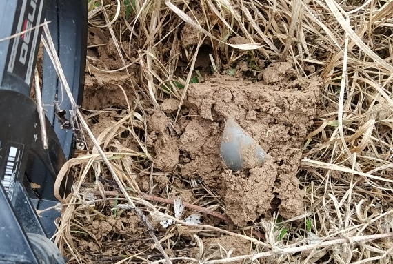 Вот такой кусочек металла - это часть бубенца. Изначально бубенец состоял из двух металлических полусфер.