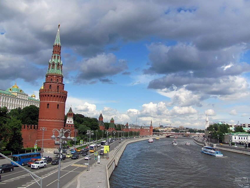 Пешком по москве. Башни Кремля Васильевский спуск. Боровицкая Кремлевская набережная Москва. Вид на Кремль с большого каменного моста 2018. Москва Кремль с Боровицкого моста.