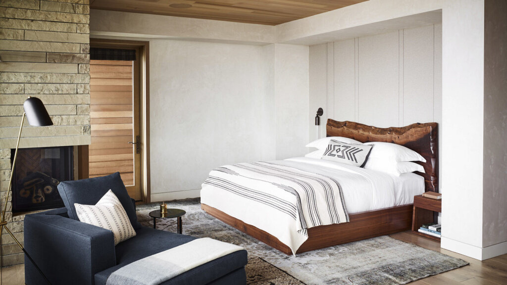 Деревянное изголовье кровати