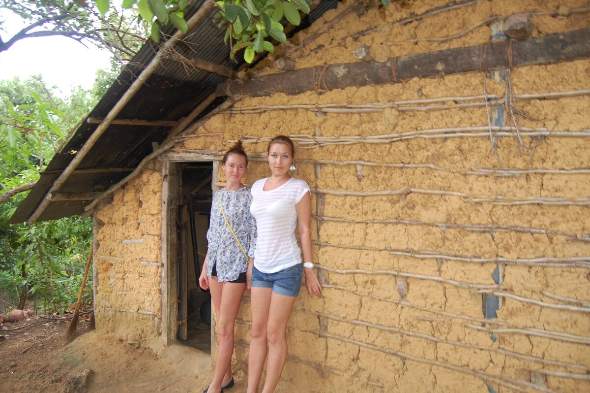 Некоторые жители Шри-Ланки живут в домах, где стены из плетённого каркаса заполнены глиной