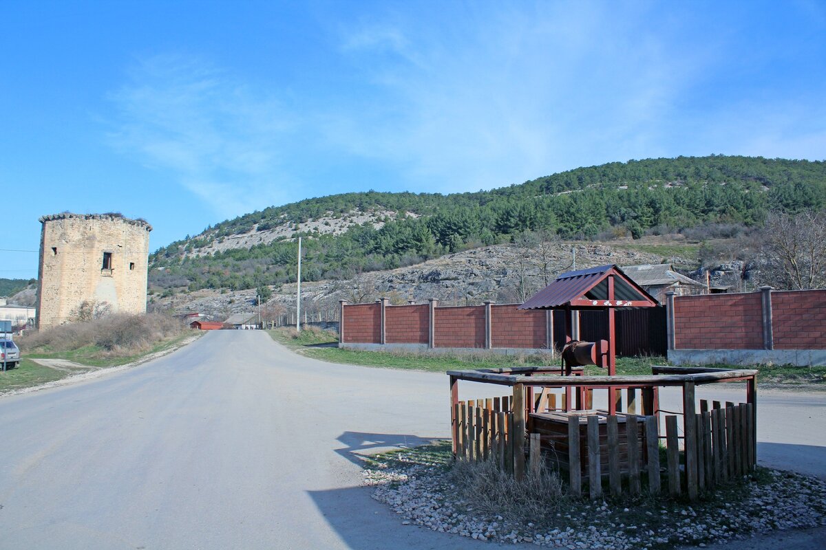 Черноречье. Колодец на конечной станции и Чоргуньская башня.